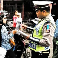 Seorang ibu ditilang polisi karena bonceng anaknya yang berhelm ember. Ya ampun, dek, yang sabar ya, hiks.