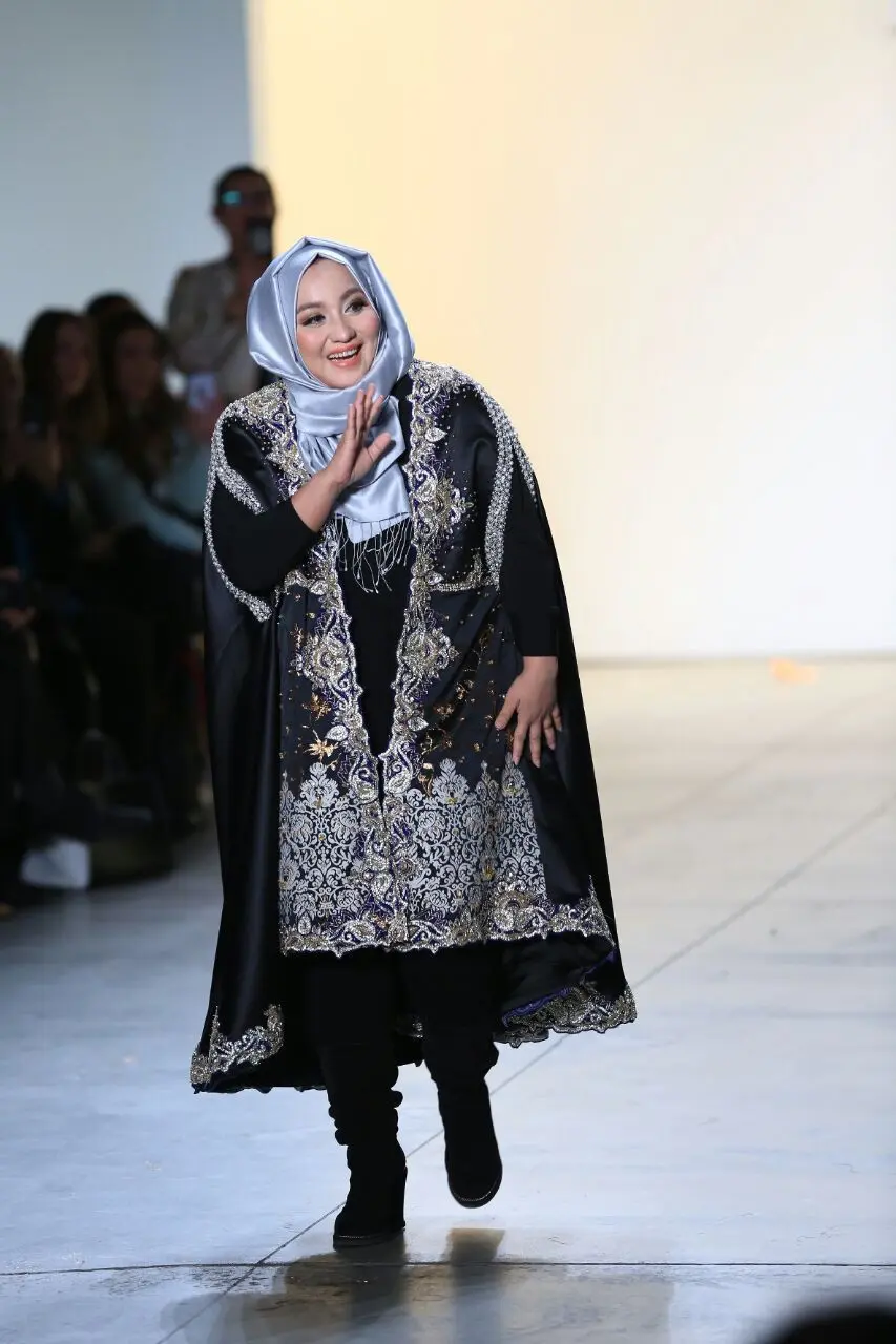 Desainer busana muslim asal Indonesia Anniesa Hasibuan memamerkan koleksinya di New York Fashion Week (Foto: Afida Sukma)