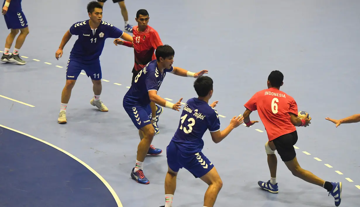 Pemain bola tangan putra Indonesia, Oni Arianus Sir (6) menggiring bola saat dihadang pemain Chinese Taipei, Hungsheng Lai (13) dalam babak utama grup 3, Asian Games 2018 di GOR Popki, Cibubur, Jumat (24/8). (ANTARA FOTO/INASGOC/Fulli Syafi/mes/18)