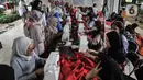 Warga mengikuti pelatihan tata busana di Ruang Publik Terpadu Ramah Anak (RPTRA) Borobudur, Menteng, Jakarta Pusat, Rabu (9/11/2022). Pelatihan kriya yang dikhusukan untuk kaum perempuan tersebut dalam rangka meningkatkan bakat sekaligus membuka peluang usaha bagi warga. (merdeka.com/Iqbal S Nugroho)
