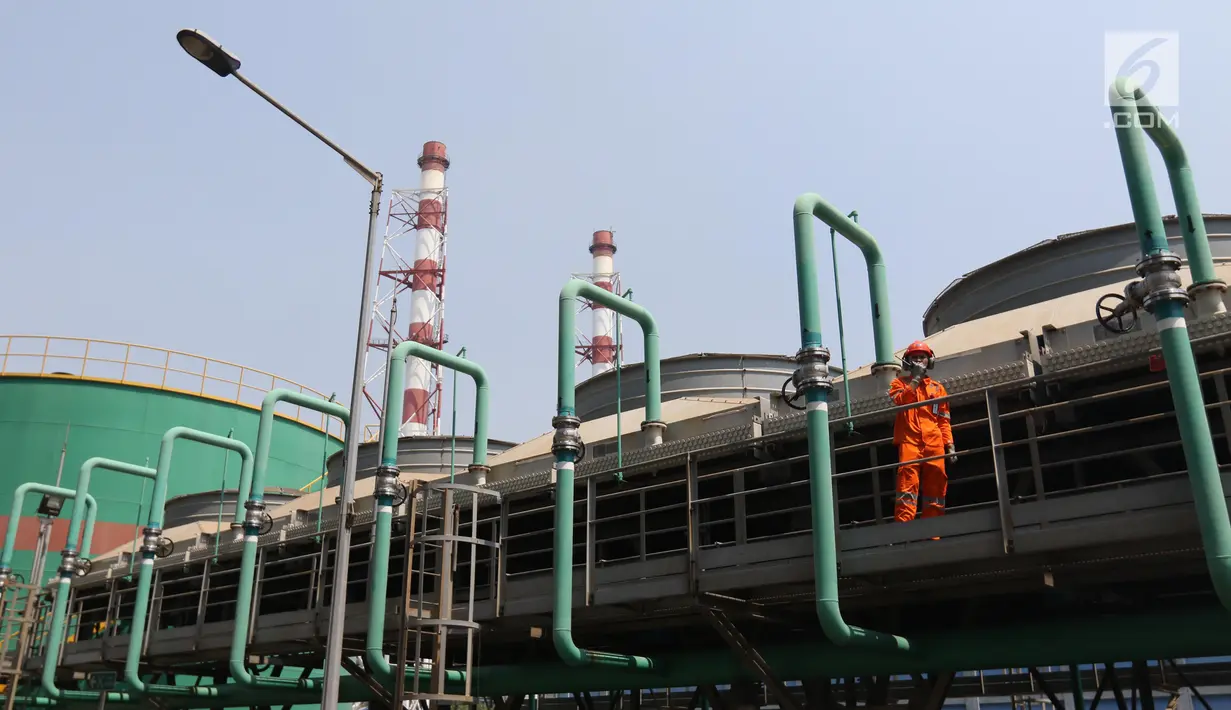 Petugas melakukan pengecekan di Unit Pembangkitan Muara Karang, Jakarta, Rabu (31/7/2019). Setiap tahunn UP Muara Karang berhasil membangkitkan energi listrik rata-rata 7.900 GWh yang disalurkan melalui Saluran Udara Tegangan Tinggi 150 kV ke sistem interkoneksi Jawa Bali (Liputan6.com/Angga Yuniar)