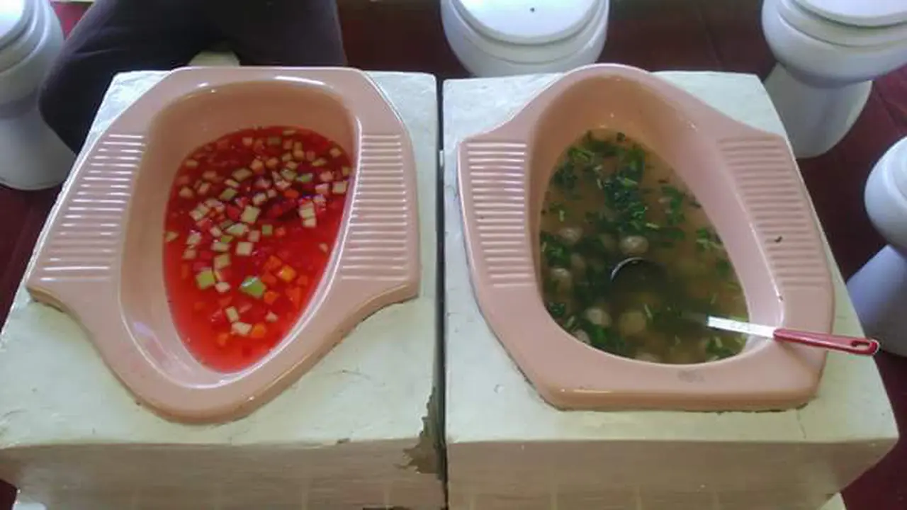 Sensasi Makan di Jamban, Geli Sekaligus Uji Nyali