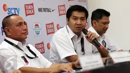Ketua SC, Maruarar Sirait (tengah) memberi keterangan jelang penandatangan kerjasama penyelenggaraan Piala Presiden 2017 dengan PWC di Stadion Maguwoharjo, Sleman, Sabtu (4/2). (Liputan6.com/Helmi Fithriansyah)