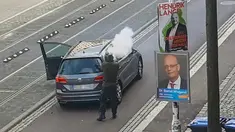 Seorang pria melepaskan tembakan di jalanan Halle an der Saale, Halle, Jerman, Rabu (9/10/2019). Dua orang tewas dalam insiden penembakan yang terjadi di depan sebuah sinagoge tersebut. (Andreas Splett/ATV-Studio Halle/AFP)