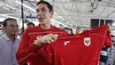 Ganindra Bimo menunjukan jersey terbaru Timnas Indonesia di pabrik yang berada daerah Bandung, Jawa Barat pada Rabu (12/2/2025). (Bola.com/Abdul Aziz)