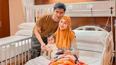 Melalui laman Instagram, terlihat Ria Ricis tengah duduk di kasur rumah sakit. Ia ditemani sang suami, Teuku Ryan, serta baby Moana anaknya. Dalam kolom komentar, banyak rekan sesama artis dan para penggemar yang juga mendoakan kesembuhan dan kesehatannya. (Liputan6.com/IG/@riaricis1795)