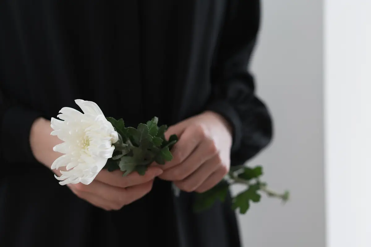 wanita april baju hitam