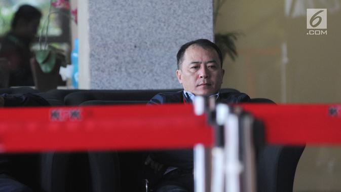Presiden Direktur Lippo Cikarang, Toto Bartholomeus menunggu pemeriksaan di Gedung KPK, Jakarta, Jumat (9/11). Toto diperiksa sebagai saksi dalam kasus dugaan suap perizinan proyek pembangunan Meikarta. (Merdeka.com/Dwi Narwoko)