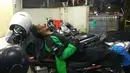 Tidru di atas motor pun bukan menjadi masalah. (Source: brilio.net)