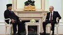 Sebagai informasi, sebelumnya, kedua pemimpin negara tersebut pernah mengadakan pertemuan serupa di Kremlin pada 10 Desember 2025. Tampak dalam foto, Presiden Republik Indonesia, Prabowo Subianto (kiri) saat melakukan pertemuan dengan Presiden Rusia Vladimir Putin di Istana Kremlin, Moskow pada Senin 13 April 2026. (Igor IVANKO/POOL/AFP)
