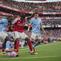 Noni Madueke (kedua dari kanan) berebut bola dengan Jeremy Doku di laga Arsenal vs Manchester City di Emirates Stadium, Minggu (21/09/2025). (AP Photo/Kin Cheung)