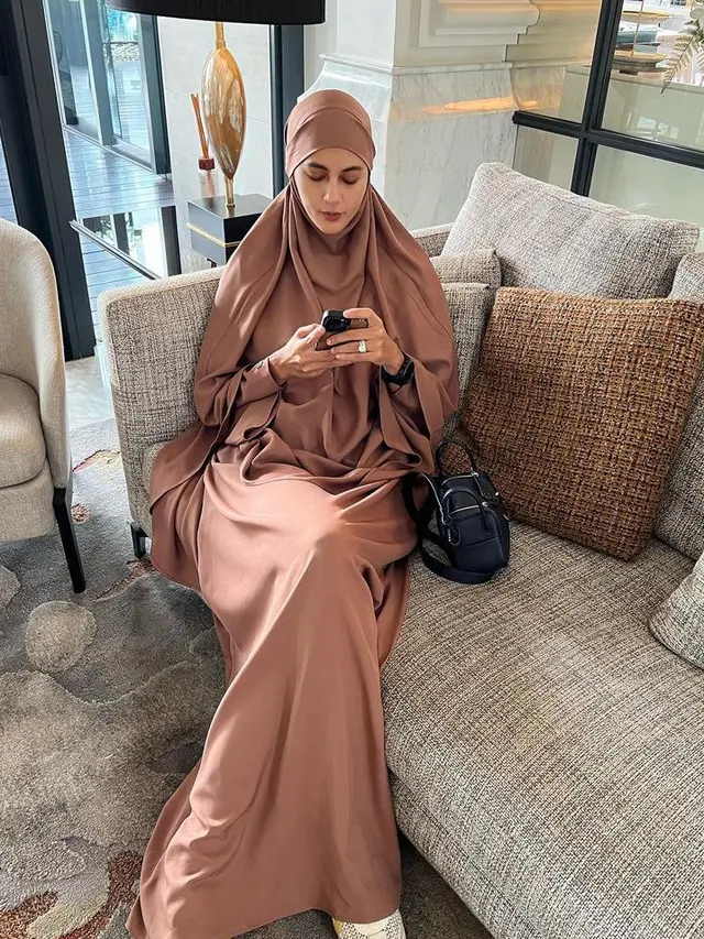 Gaya Modis Paula Verhoeven Kenakan Hijab. [@paula_verhoeven]