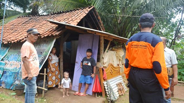 Korban longsor ada yang tinggal di gubuk bekas kandang ayam dan tempat pembuatan bata. (Foto: Liputan6.com/Muhamad Ridlo)