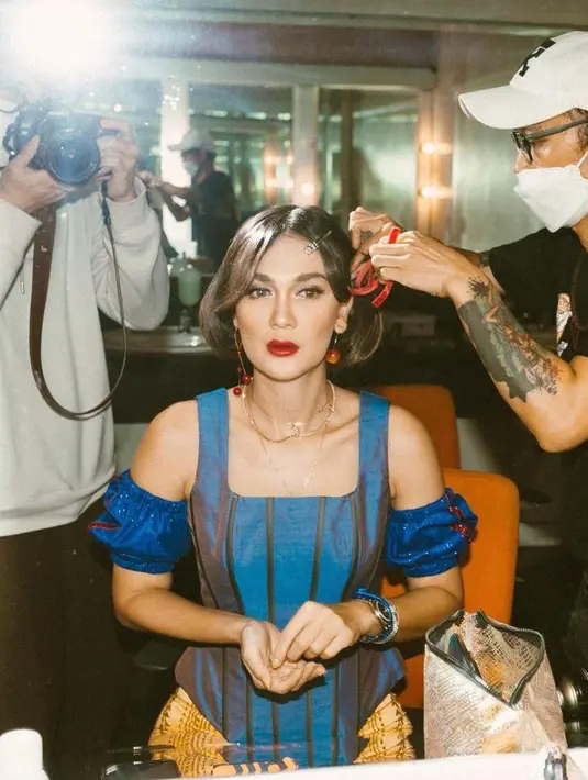 Pulasan makeup dengan lipstik merah merona bikin penampilannya terlihat menawan. (Instagram/lunamaya).