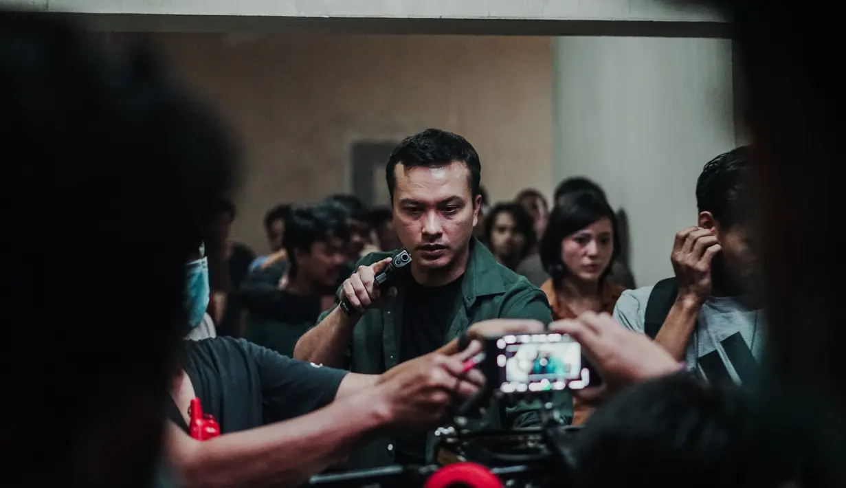 Sayap-sayap Patah tak hanya menyita perhatian penggemar Nicholas Saputra dan Ariel Tatum. Kepala Staf Kepresidenan RI, Moeldoko menonton di Metropole XXI Jakarta, Rabu (31/8/2022). Adegan demi adegan Sayap-sayap Patah dinilai real dan menyentuh hati Moeldoko. Ia lantas melempar pujian untuk akting para bintang Sayap-sayap Patah. “Luar biasa (akting mereka). Sangat sempurna bagus,” Moeldoko menyanjung. (Foto: Dok. Maxima Pictures/ IMDb)