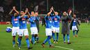 Para pemain Napoli merayakan kemenangan atas Genoa dengan memberikan salam kepada fans usai laga Serie A di Luigi Ferraris stadium, Genoa, (25/10/2017). Napoli menang 3–2. (AFP/Vincenzo Pinto)