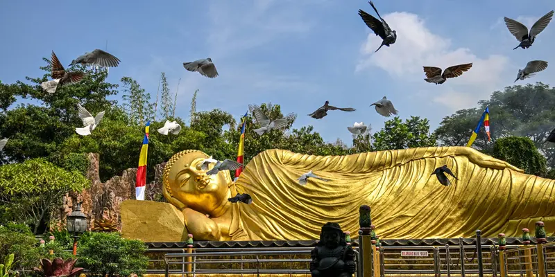 Patung Buddha Tidur Dimandikan