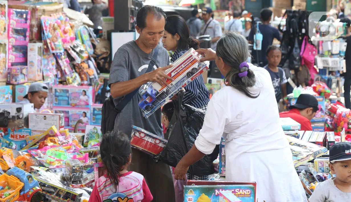 Aktivitas jual beli mainan produk China di Pasar Pagi, Jakarta, Rabu (29/1/2020). Kasubdit Komunikasi Bea dan cukai, Deni Surjantoro mengatakan hingga kini belum ada barang dari China yang masuk ke Indonesia terindikasi membawa virus aneh setelah mewabahnya virus corona. (Liputan6.com/Angga Yuniar)