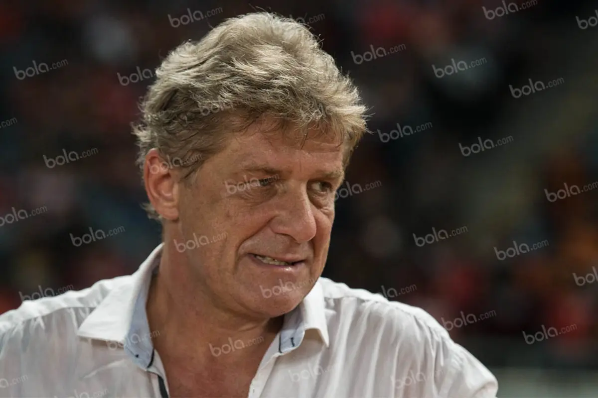 Persela Kalah Lagi, Stefan Hansson Membela Diri