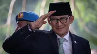 Menteri Pariwisata Sandiaga Uno tiba untuk menghadiri Sidang Tahunan MPR, Sidang Bersama DPR dan DPD tahun 2024 di kompleks Parlemen, Senayan, Jakarta, Jumat (16/8/2024). (Yasuyoshi CHIBA / AFP)