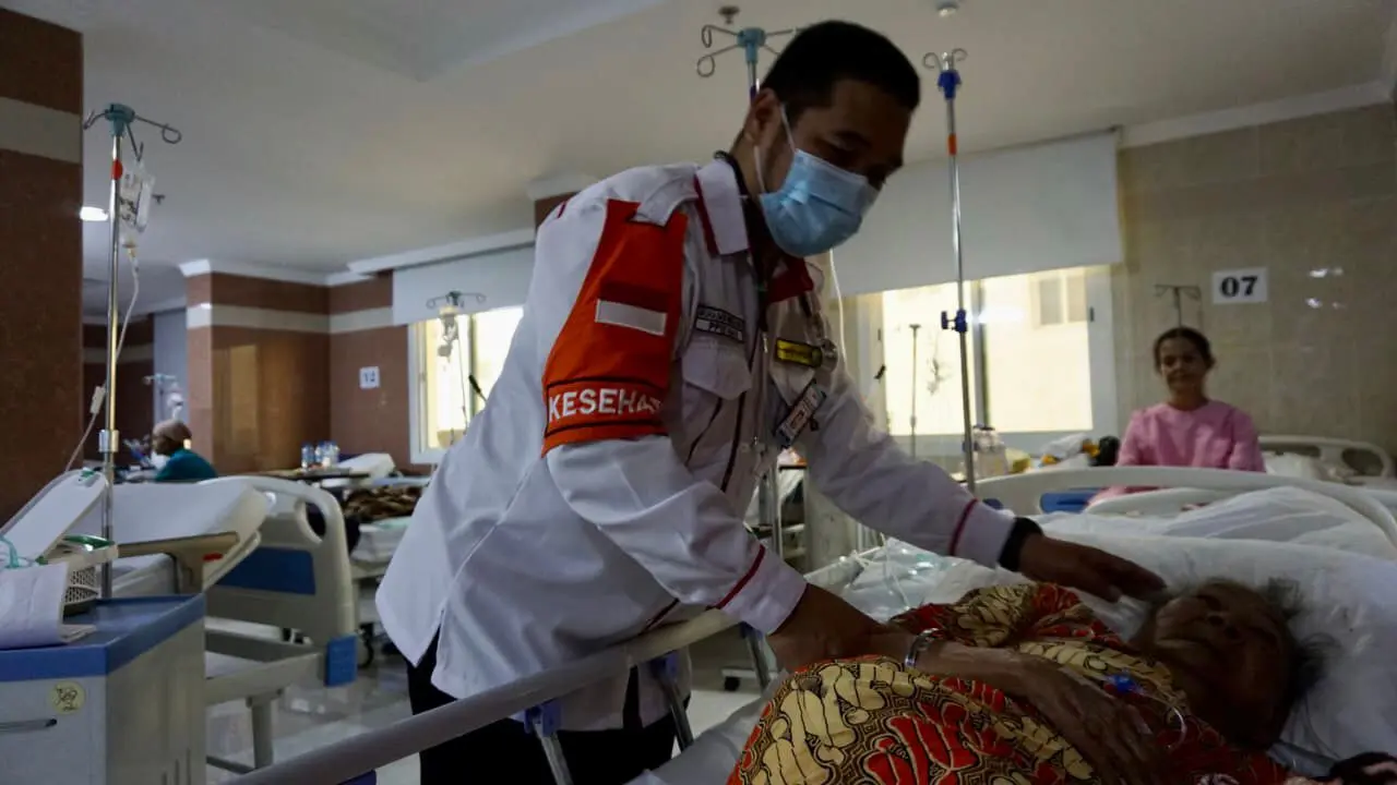 Petugas kesehatan PPIH Arab Saudi memeriksa jemaah haji Indonesia yang dirawat di KKHI Makkah. Petugas mengingatkan jemaah untuk mewaspadai ancaman serangan jantung saat beribadah. (FOTO: MCH PPIH ARAB SAUDI 2023)