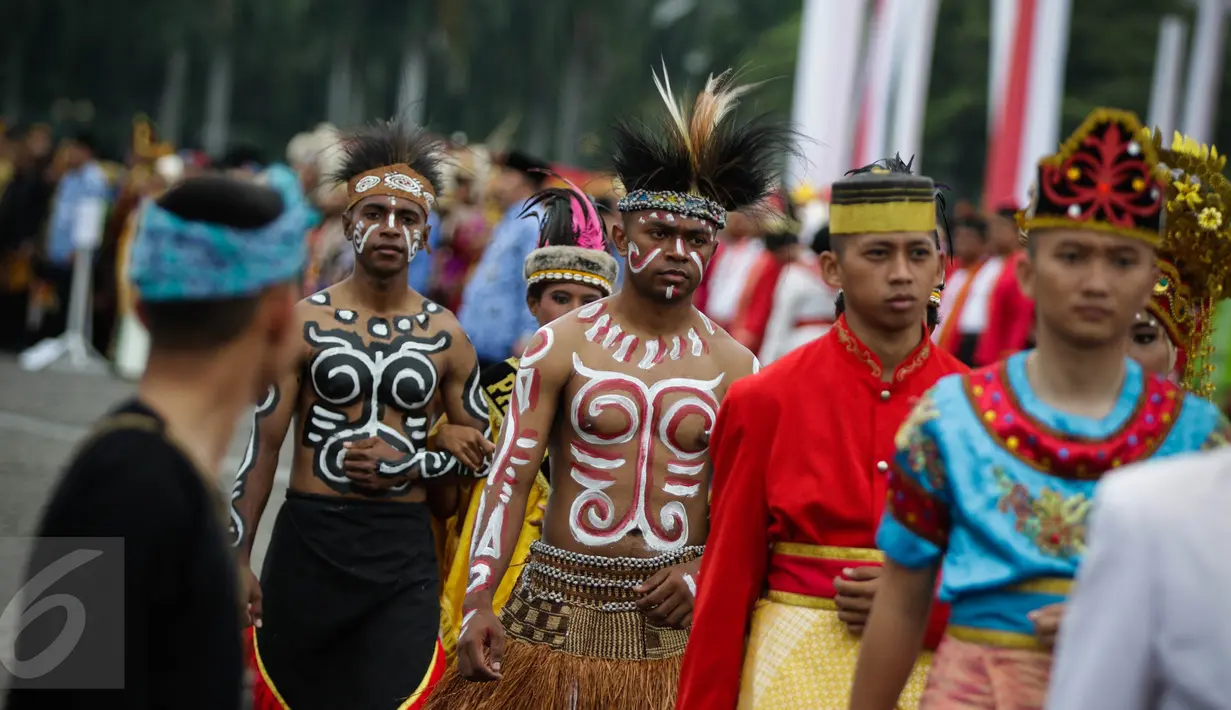 Para peserta upacara mengenakan pakaian adat berbagai daerah pada peringatan HUT ke-45 Korps Pegawai Republik Indonesia (Korpri) di Silang Monas, Jakarta, Selasa (29/11). Presiden Jokowi bertindak menjadi Inspektur Upacara. (Liputan6.com/Faizal Fanani)