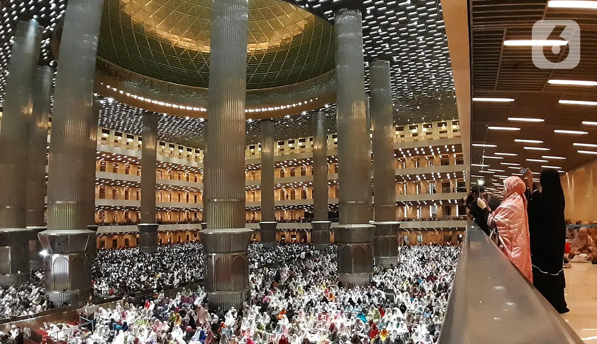 Ribuan umat muslim berbondong-bondong meramaikan masjid terbesar di Indonesia ini. (Liputan6.com/Helmi Fithriansyah)