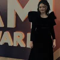 Rambut keriting yang ikonik pun kembali diperlihatkan Amora. Kali ini, rambut hitam keriting dikuncir model mengembang dengan poni belah dia membingkai wajah. [@krisdayanti_official]