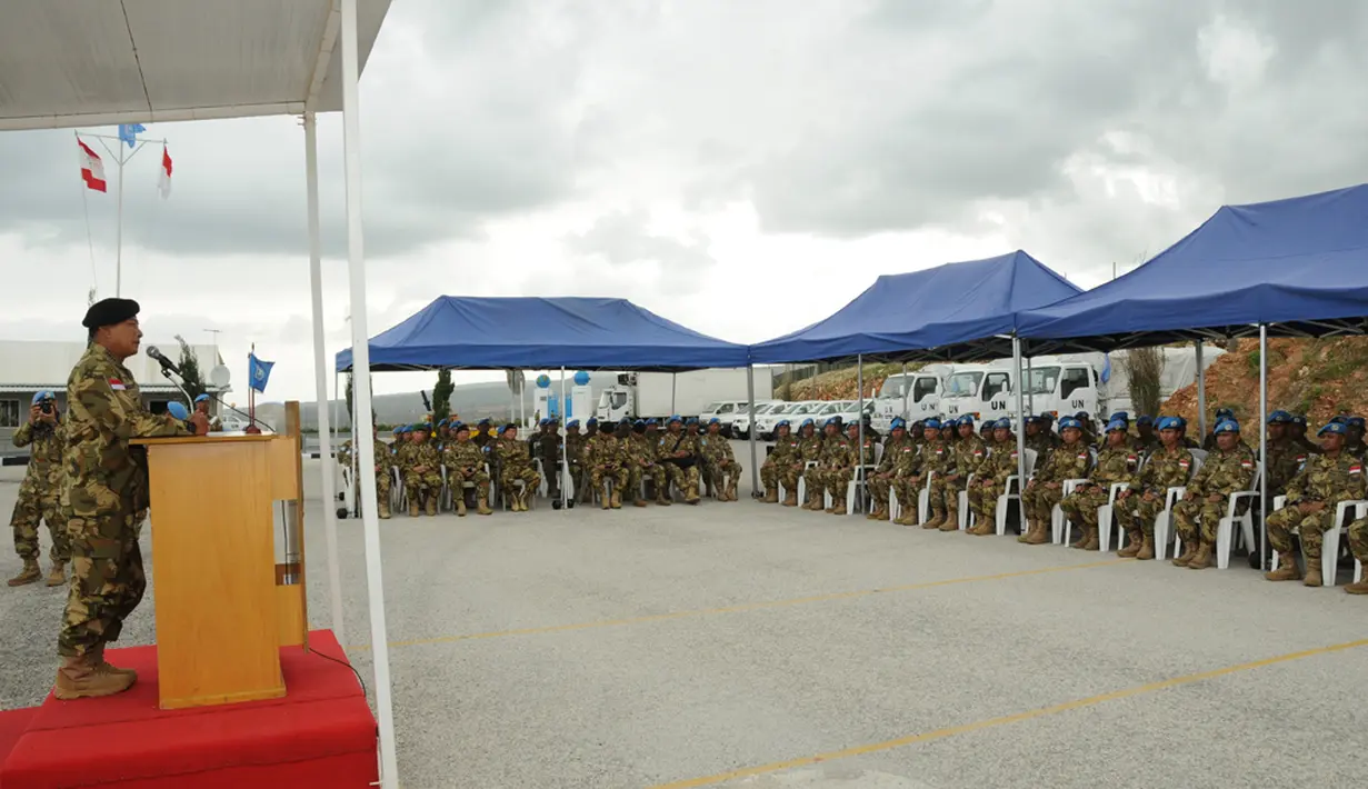 Panglima TNI Jenderal TNI Dr. Moeldoko memberikan kepada prajurit TNI yang melakukan misi Perdamaian PBB di Lebanon, Minggu (12/4/2015). (Dok.TNI)