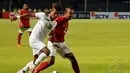 Bek Timnas Indonesia U-19, M Fatchurochman (kanan) mencoba menahan Shine Thura (Myanmar) saat berlaga di Stadion GBK Jakarta, (5/5/2014). (Liputan6.com/Johan Tallo)