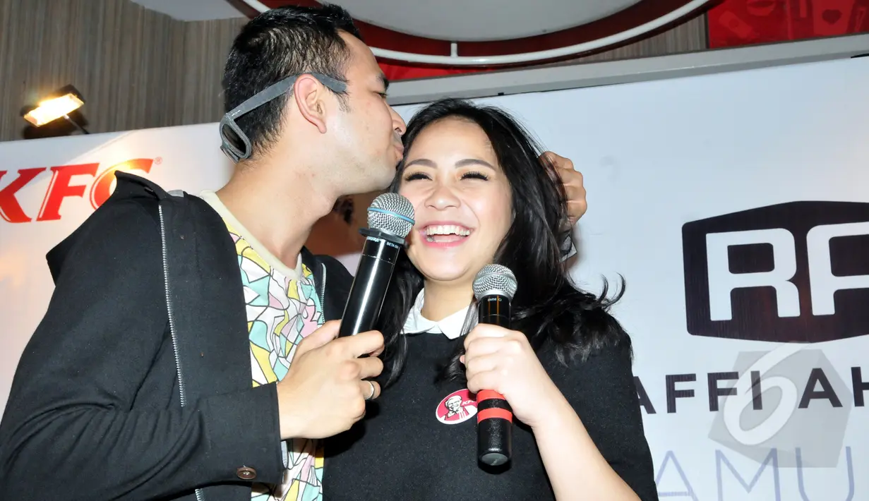 Raffi Ahmad mencium kening Nagita Slavina saat menghadiri peluncuran album bertajuk Kamulah Takdirku, Kemang, Jakarta, Senin (4/5/2015).(Liputan6.com/Panji Diksana)