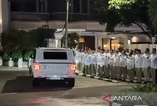 Presiden Prabowo Subianto yang juga Ketua Umum Partai Gerindra merayakan Hari Ulang Tahun (HUT) Ke-18 Partai Gerindra secara sederhana di kediaman Kertanegara. (Foto: Antara)