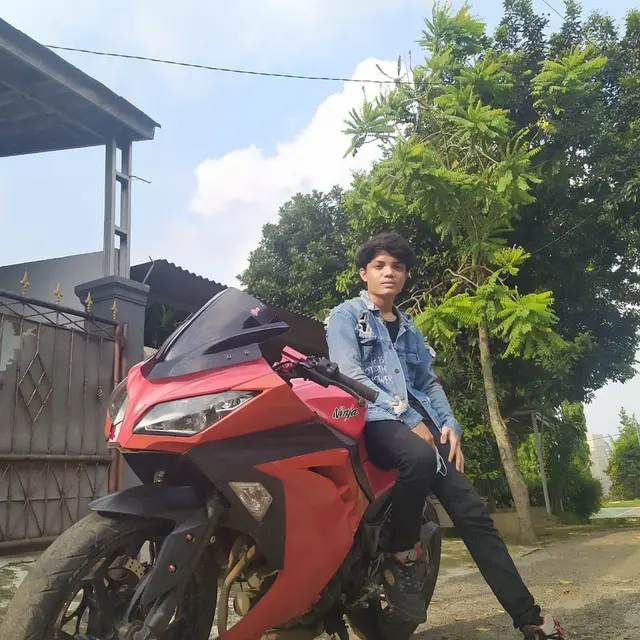 Jarang Tersorot, Ini 6 Potret Adam Batubara Anak Ucok Baba yang Berwajah Tampan