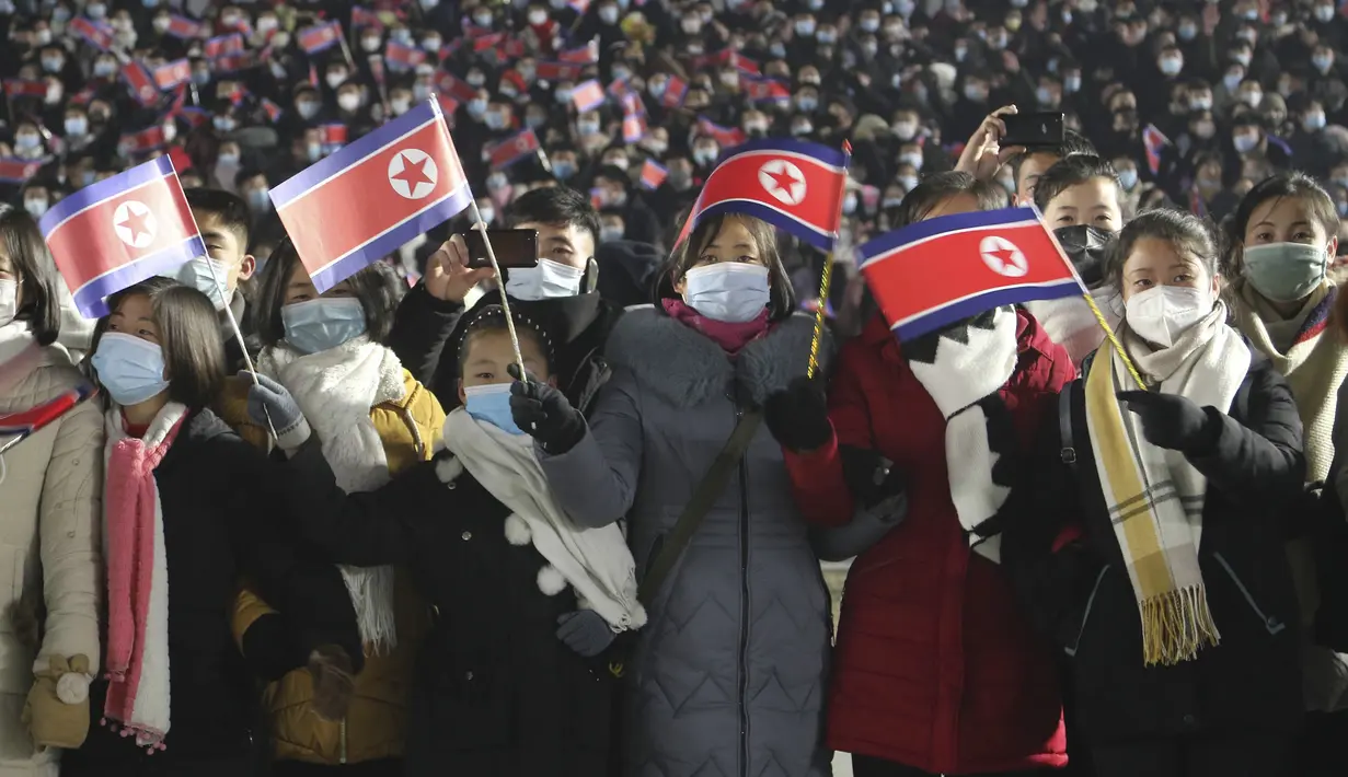 Orang-orang berpartisipasi dalam gala malam pemuda dan pelajar untuk merayakan Tahun Baru di Pyongyang, Korea Utara, Sabtu, 31 Desember 2022. (AP Photo/Jon Chol Jin)