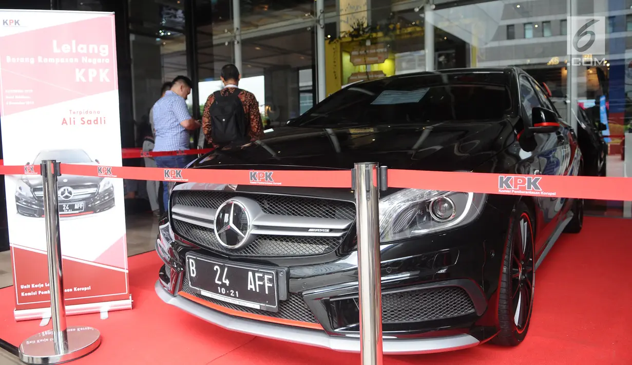 Mobil mewah milik terpidana korupsi yang dilelang KPK saat peringatan Hari Anti Korupsi Sedunia di Jakarta, Selasa (4/12). Mobil Mercedes Benz milik Ali Sadli yang juga auditor BPK bernilai Nilai limit mobil ini Rp 821 juta. (Liputan6.com/Angga Yuniar)