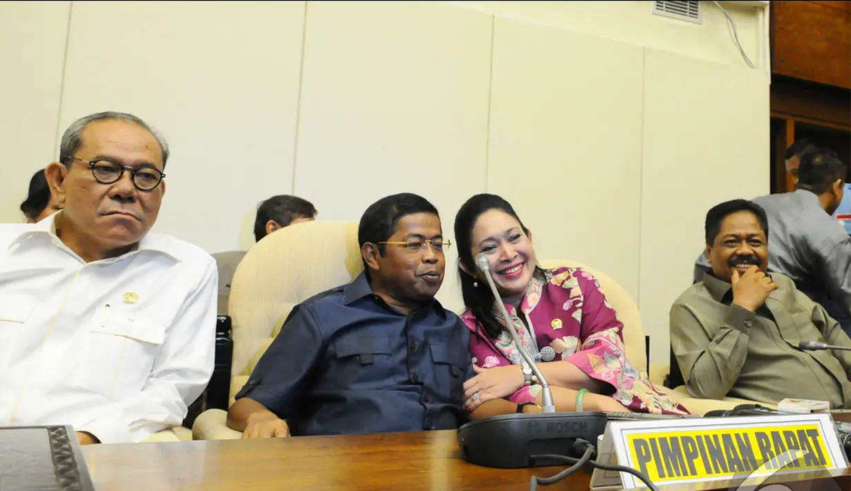 Sekjen DPP Partai Golkar Idrus Marham (kedua kiri) bersama Wakil Ketua Umum Golkar Siti Hediati Hariyadi (kedua kanan) saat memberikan keterangan pers  terkait hasil Munas  Golkar, Jakarta, Jumat (5/12/2014). (Liputan6.com/Andrian M Tunay)