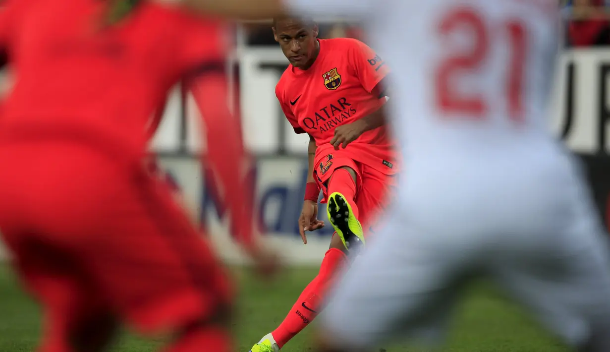Aksi Neymar mencetak gol kedua Barcelona  (REUTERS/Marcelo del Pozo)