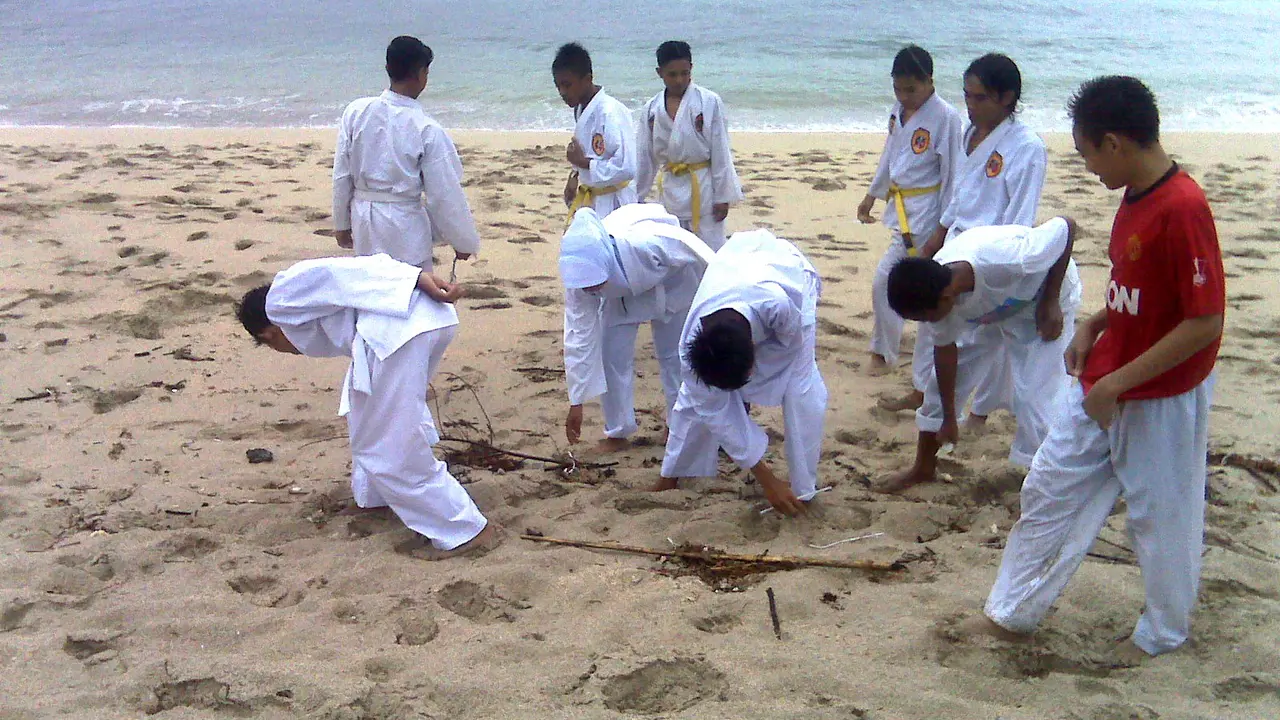 Ratusan Murid Membersihkan Pantai Lombok