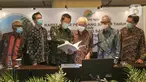 Presdir PT Provident Agro Tbk (PALM) Tri Boewono (ketiga kiri) saat berbincang dengan Presiden Komisaris, Komisaris Independen dan jajaran Direktur di sela RUPST dan RUPSLB) di Jakarta, Kamis (30/7/2020). PALM mencatatkan kenaikan pendapatan 25% pada Semester I-2020. (Liputan6.com/Fery Pradolo)