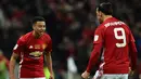 Gelandang MU, Jesse Lingard melakukan selebrasi bersama Zlatan Ibrahimovic usai mencetak gol ke gawang Southampton pada final Piala Liga Inggris di Stadion Wembley, London, (27/2). MU menang atas Southampton dengan skor 3-2. (AFP Photo / Glyn Kirk)