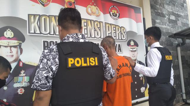 Dadang, pemilik kolam pembibitan ikan kampung Cisosopan, Kecamatan Sukarame, akhirnya ditetapkan sebagai tersangka atas kemarian Yusuf dan Enan, calon pembeli ikan di kolamnya.