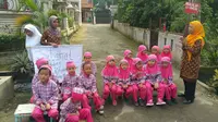 Murid TK Islam RA Baitul Ilmi bersiap menunggu rombongan Kahiyang-Bobby di Jalan STM, Kota Medan, Sumatera Utara, Selasa (21/11/2017). (Liputan6.com/Nanda Perdana Putra)