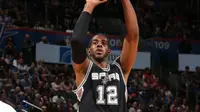 Forward San Antonio Spurs, LaMarcus Aldridge, langsung menjadi starter pada laga comaeback setelah absen dua gim karena mengalami masalah jantung. (NBA.com)