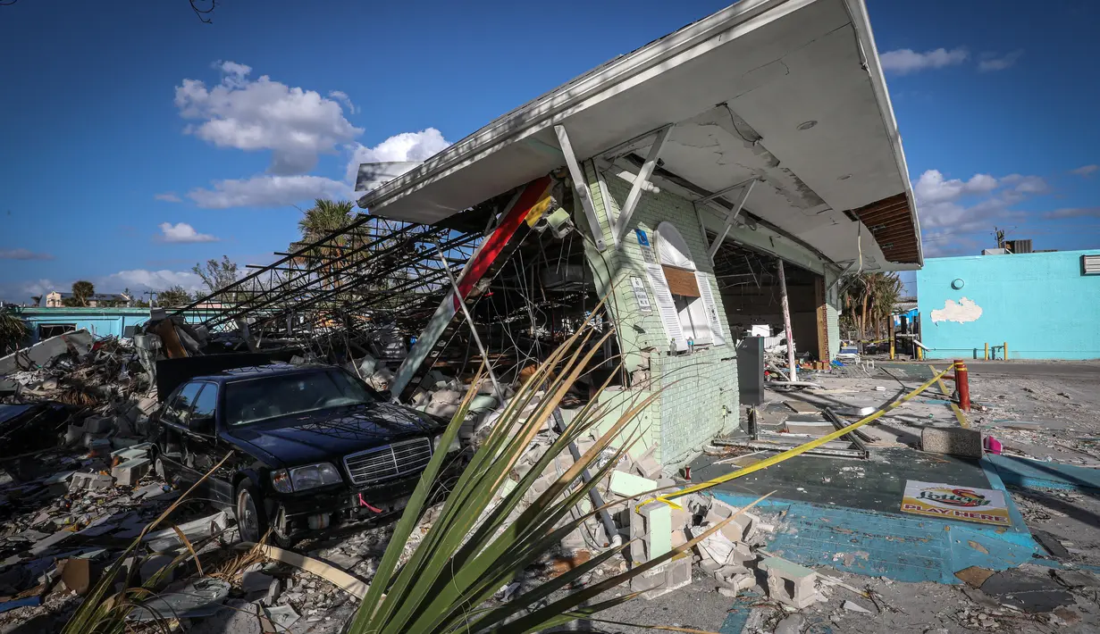Sebuah etalase adalah satu-satunya yang tersisa setelah atapnya runtuh akibat Badai Ian di Pantai Fort Myers, Florida pada 7 November 2022.Badai terakhir yang menyerang AS pada November adalah Badai Kate pada 1985. (AFP/ Giorgio Viera)