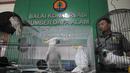 Petugas Balai Konservasi Sumber Daya Alam (BKSDA) menerima 7 burung kakaktua jambul kuning dan satu burung kakatua raja berwarna hitam yang tempatkan dikandang sementara di kantor BKSDA, Jakarta, Senin (11/5/2015). (Liputan6.com/Johan Tallo)