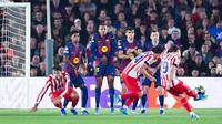 Pemain Atletico Madrid, Julian Alvarez, melepaskan tendangan bebas ke gawang Barcelona pada leg pertama perempat final Liga Champions 2025/2026 di Stadion Camp Nou, Kamis (9/4/2026). (AFP/Josep Lago)