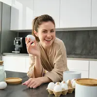 wanita dengan telur di dapur copyright/freepik/benzoix&nbsp;