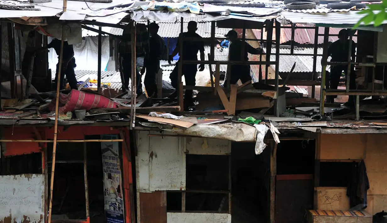 Penggusuran ini dilakukan untuk mengubah pemukiman liar menjadi ruang terbuka hijau dan kawasan resapan air, Jakarta, Rabu (3/12/2014). (Liputan6.com/Johan Tallo)
