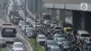 Kondisi lalu lintas di Jalan Gatot Subroto, Jakarta, Selasa (2/5/2023). (Liputan6.com/Herman Zakharia)