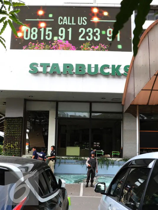 Petugas kepolisian saat melakukan penyelidikan di dekat sebuah cafe di dekat lokasi pos pol sarinah, Jakarta, Kamis, (14/1/2016). Beberapa ledakan dan suara senjata api terjadi di pusat ibukota. (Liputan6.com/Yudha Gunawan)
